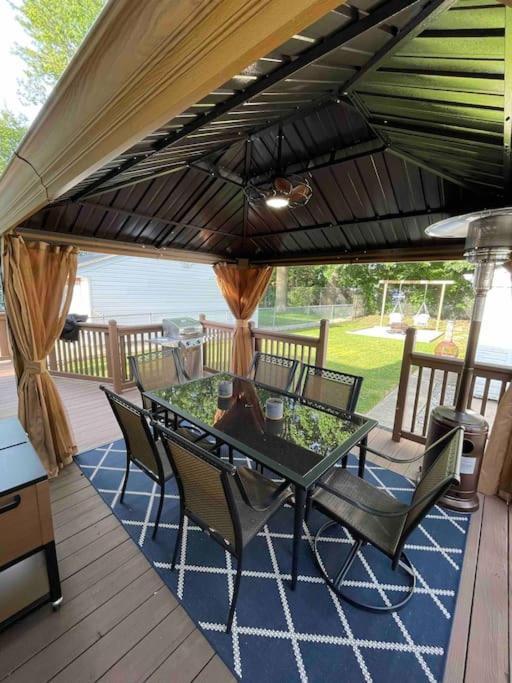 Cozy Mosaic Cottage Eastlake Exterior photo